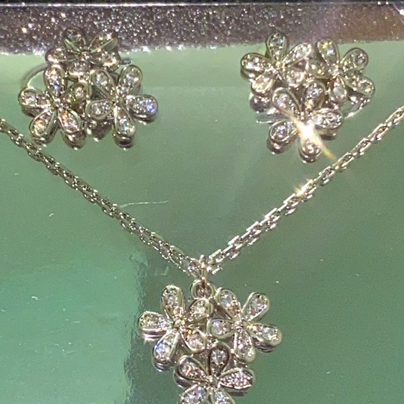New Kate Spade gleaming gardenia cluster studs and pendant set - Picture 5 of 12